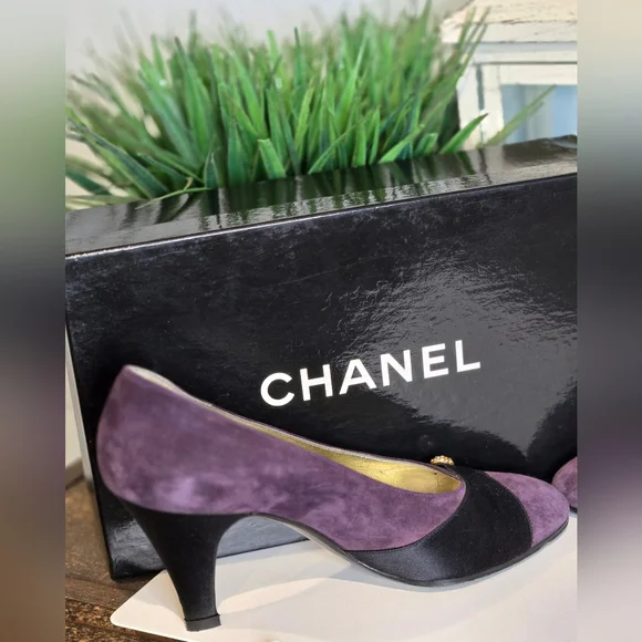 Chanel Vintage Women's Purple Suede and Black Heels - Picture 11 of 16
